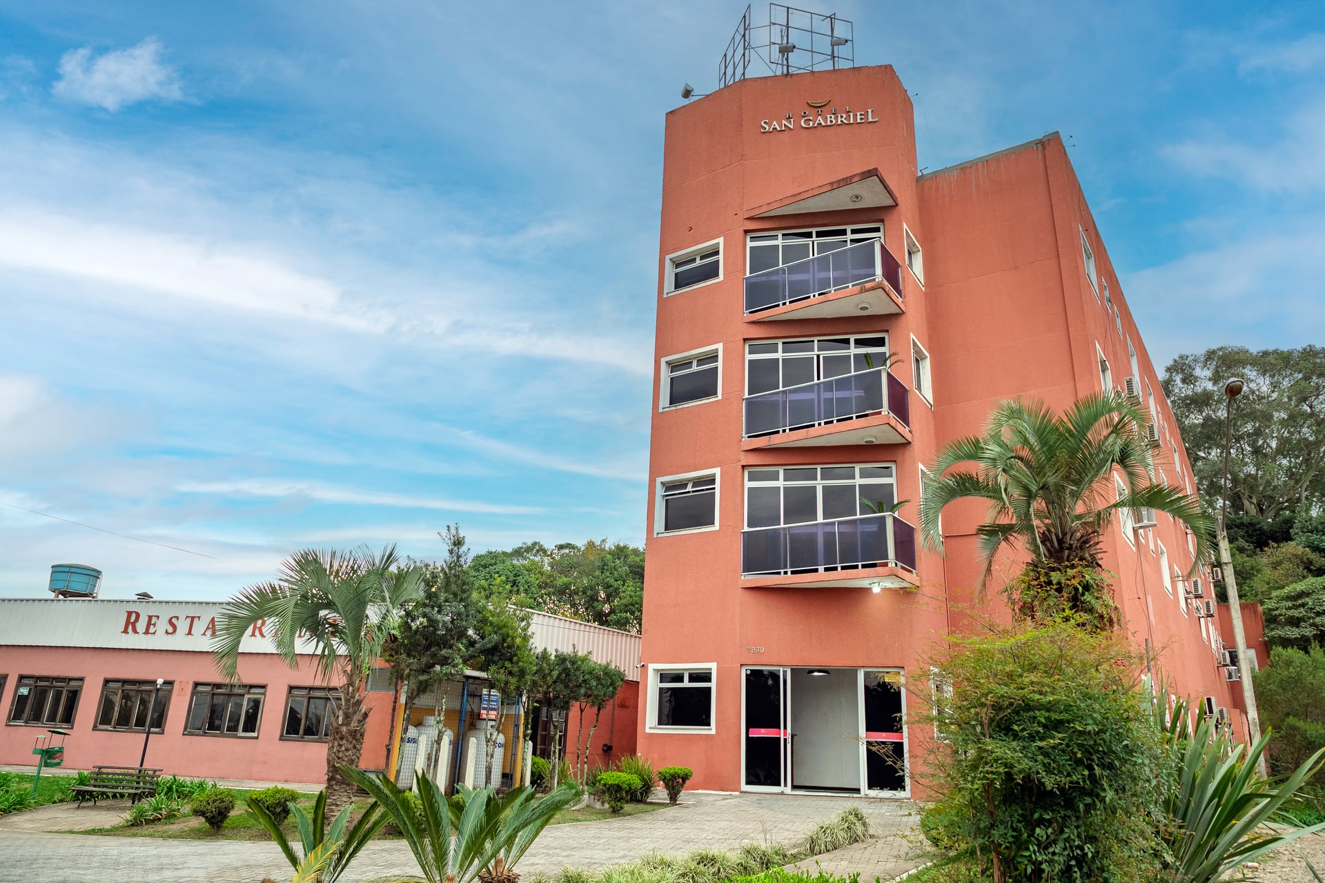 Fachada do Hotel San Gabriel em Araucária - PR, com estacionamento e entrada principal